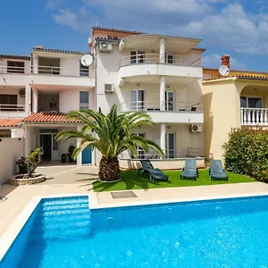 apartments-and-rooms-alenka.pula-hotels.org/